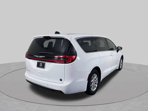 Used 2024 Chrysler Pacifica Touring-L FWD image 12