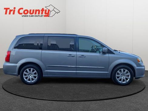 Used 2015 Chrysler Town & Country Touring image 9