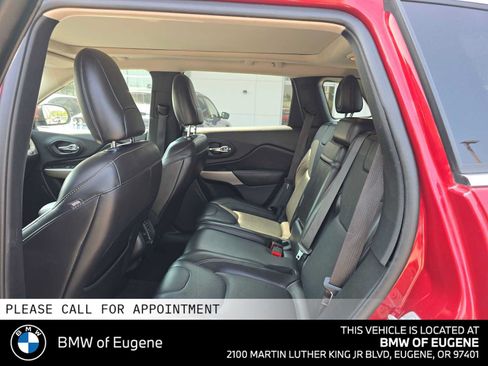 Used 2017 Jeep Cherokee Limited w/ Luxury Group AWD/4WD image 16
