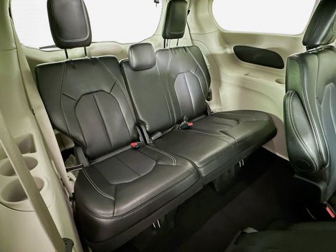 Certified 2024 Chrysler Pacifica Touring-L image 36
