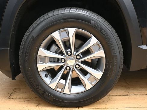 Used 2025 Chevrolet Equinox LT AWD/4WD image 8
