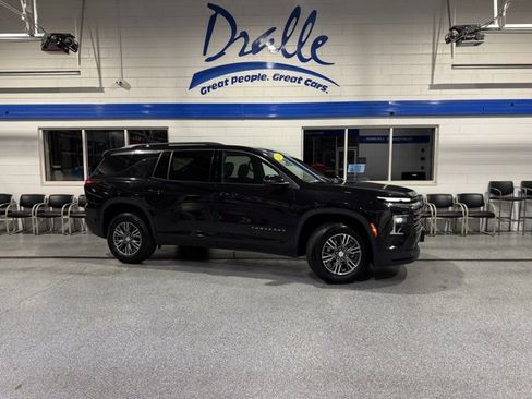 Used 2024 Chevrolet Traverse LT image 1