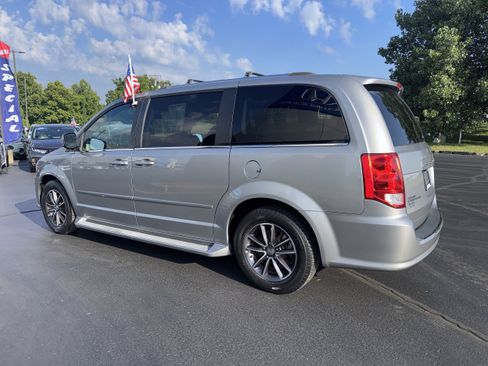 Used 2017 Dodge Grand Caravan SXT FWD image 3