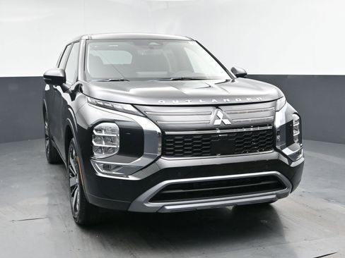 New 2025 Mitsubishi Outlander SE image 2