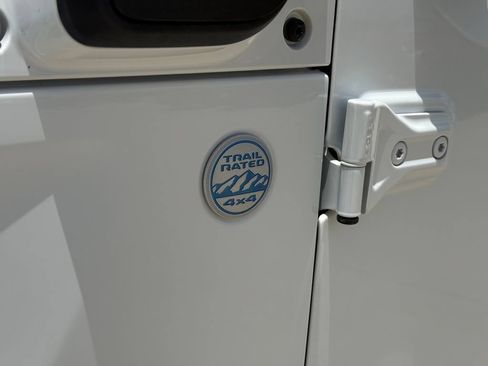 Used 2024 Jeep Wrangler Unlimited Sahara AWD/4WD image 8