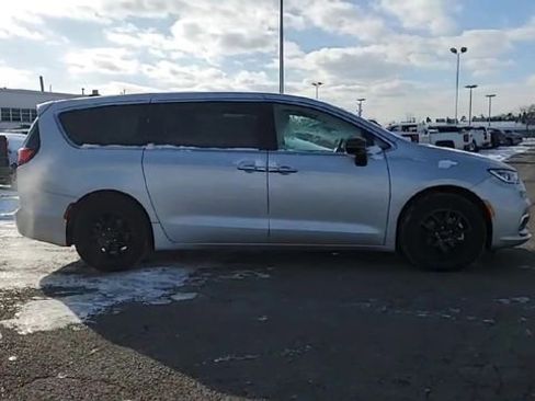 Used 2024 Chrysler Pacifica Touring-L image 9