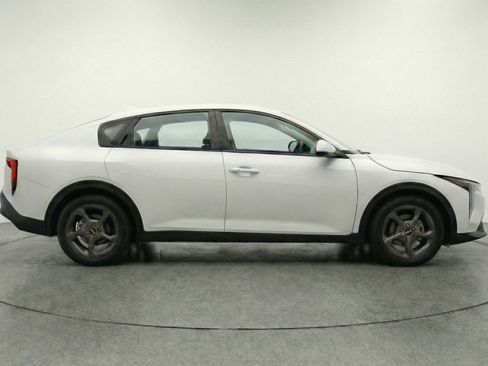 Used 2025 Kia K4 LXS image 11
