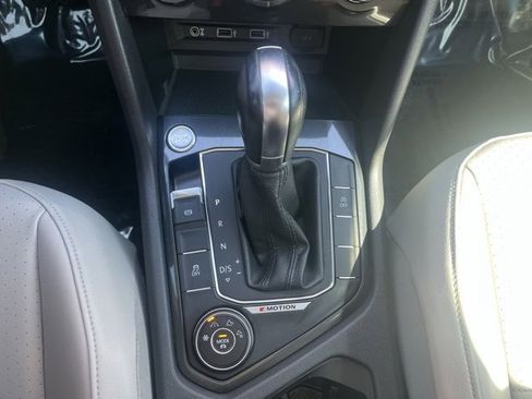 Used 2018 Volkswagen Tiguan SEL image 28