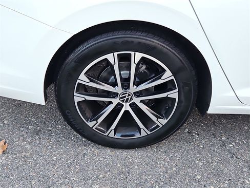 Certified 2024 Volkswagen Jetta Sport image 9