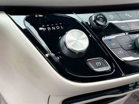 Used 2020 Chrysler Pacifica Touring image 16