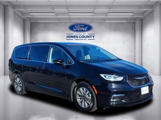 Used 2024 Chrysler Pacifica Select video 1