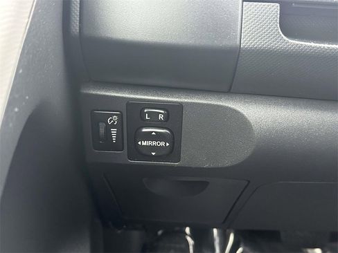 Used 2009 Toyota Yaris 4-Door Hatchback image 19