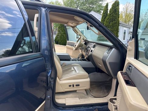 Used 2014 Ford Expedition XLT w/ Equipment Group 202A AWD/4WD image 11