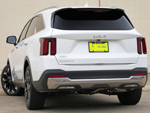 Used 2025 Kia Sorento EX w/ Panoramic Sunroof Package FWD image 5