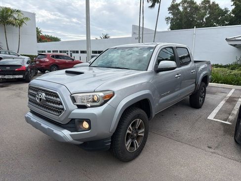 Used 2017 Toyota Tacoma TRD Sport w/ Tow Package RWD image 2