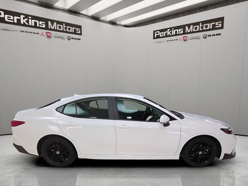 Used 2025 Toyota Camry SE image 6