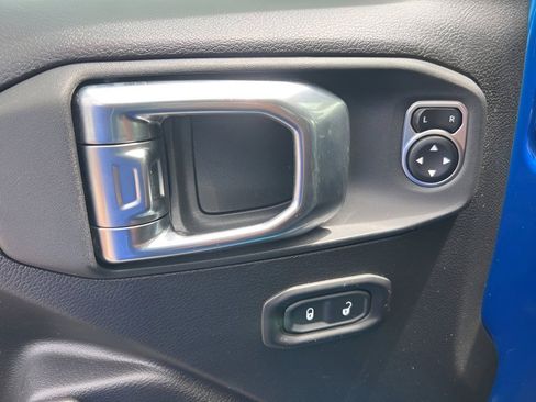 Used 2025 Jeep Gladiator Mojave w/ Convenience Group AWD/4WD image 23