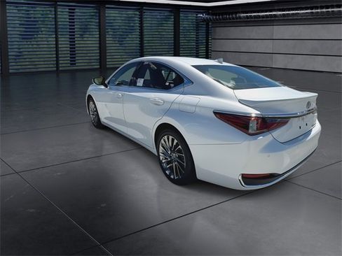 Used 2025 Lexus ES 300h w/ Luxury Package image 6