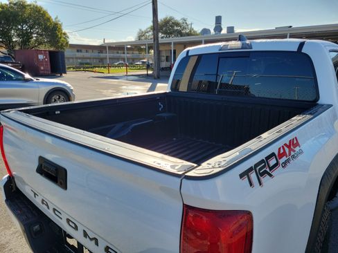 Used 2017 Toyota Tacoma TRD Off-Road image 33