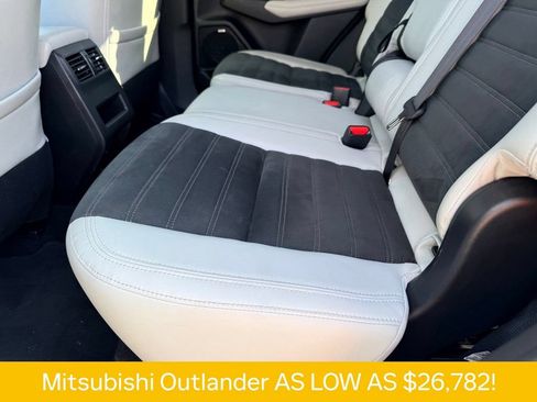 Used 2025 Mitsubishi Outlander SE FWD image 17