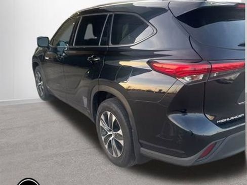 Used 2021 Toyota Highlander XLE AWD/4WD image 6