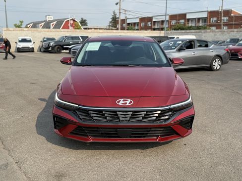 Used 2025 Hyundai Elantra SEL FWD image 2