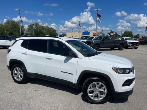 Used 2024 Jeep Compass Latitude w/ Convenience Group AWD/4WD image 2