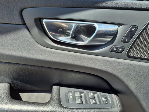 Used 2019 Volvo XC60 T5 Momentum w/ Multimedia Package AWD/4WD image 14