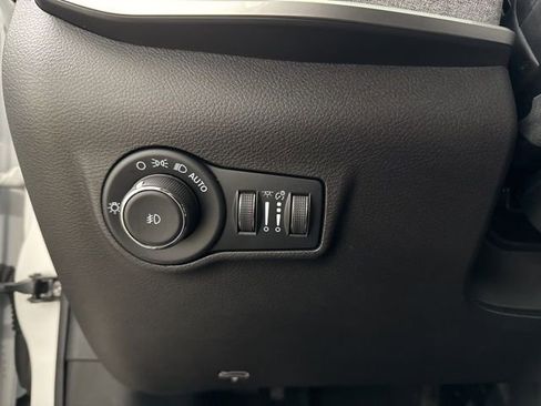 Used 2023 Jeep Compass Latitude AWD/4WD image 29