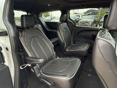 Used 2026 Chrysler Pacifica Limited FWD image 28