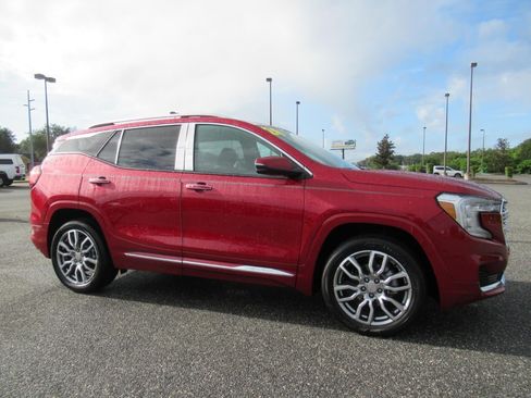 Used 2024 GMC Terrain Denali w/ Denali Premium Package AWD/4WD image 2