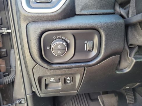 Used 2020 RAM 1500 Big Horn AWD/4WD image 11