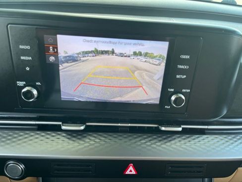 Used 2023 Kia Carnival LX FWD image 14