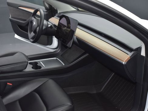 Used 2023 Tesla Model 3 Standard Range image 13