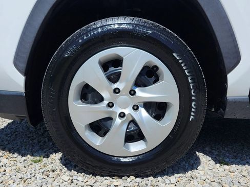 Used 2020 Toyota RAV4 LE AWD/4WD image 3