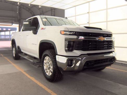 Used 2024 Chevrolet Silverado 2500 LT AWD/4WD image 2