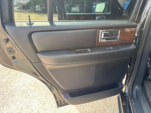 Used 2015 Lincoln Navigator 2WD image 34