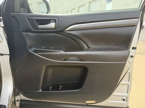 Used 2017 Toyota Highlander SE w/ Carpet Mat Package AWD/4WD image 33