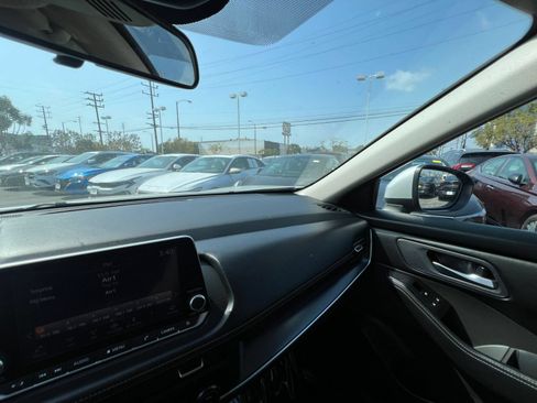 Used 2025 Nissan Rogue SV AWD/4WD image 37