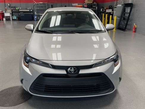 Used 2024 Toyota Corolla LE w/ LE Convenience Package image 3