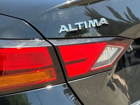 Used 2022 Nissan Altima 2.5 SV FWD image 32