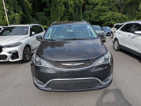 Used 2019 Chrysler Pacifica Touring-L FWD image 2