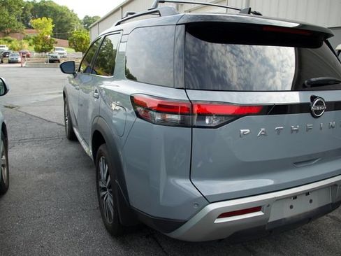 Used 2022 Nissan Pathfinder Platinum w/ Cargo Package FWD image 4