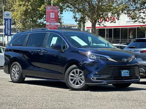 Used 2023 Toyota Sienna XLE FWD image 2