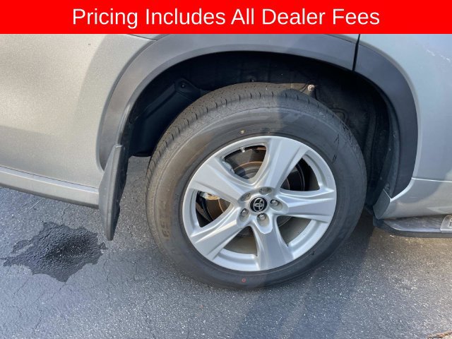 Used 2021 Toyota Highlander LE AWD/4WD image 9