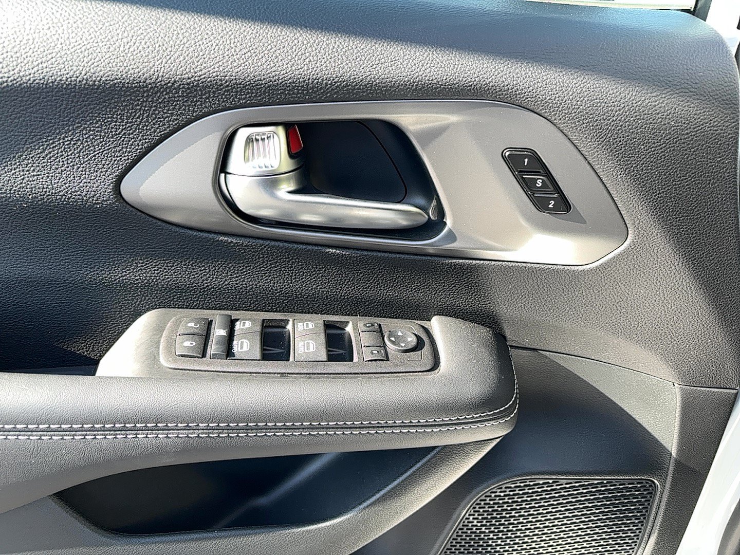 New 2026 Chrysler Pacifica Select AWD/4WD image 19