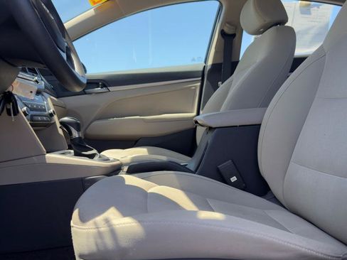 Used 2017 Hyundai Elantra SE FWD image 8
