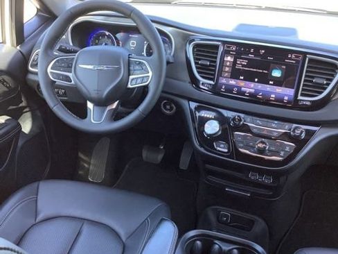 Certified 2025 Chrysler Pacifica Select FWD image 23