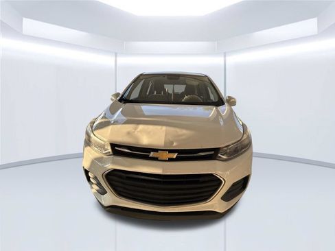 Used 2018 Chevrolet Trax LS FWD image 2