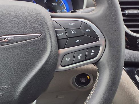 Used 2022 Chrysler Pacifica Touring-L image 19